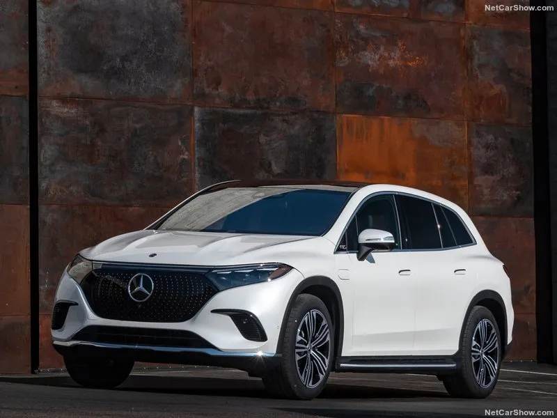 2023 Mercedes-Benz EQS SUV Interior Features and Luxury Cabin Technology